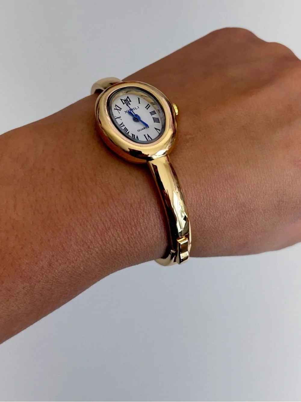 Baignoire Style Gold-Tone Oval Bangle Watch – Elegant Quartz Watch.
